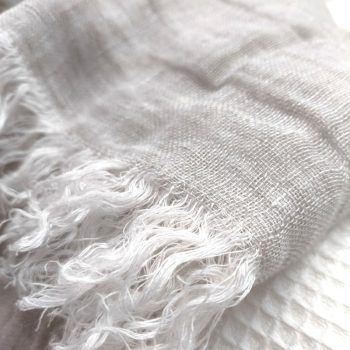 Écharpe en lin naturel clair avec franges
